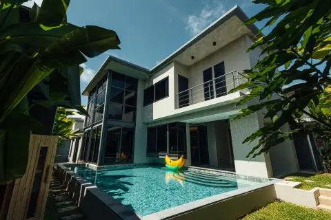 Фасад виллы Riverhouse и приватный бассейн